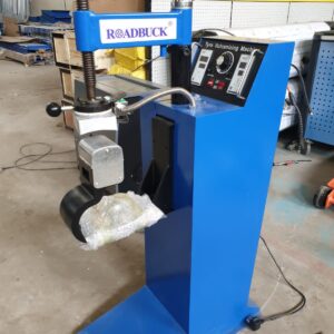 Heavy Duty Tyre vulcanizer machine.